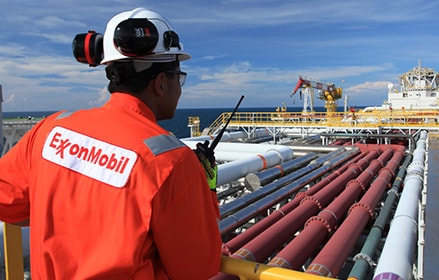 insinyur melihat pabrik dari atas