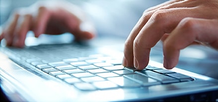 Tangan pria di keyboard